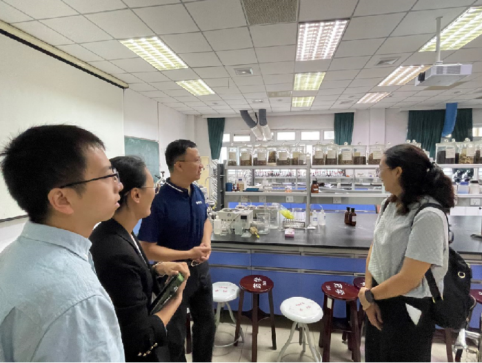 9.参观药学实验室.jpg.png