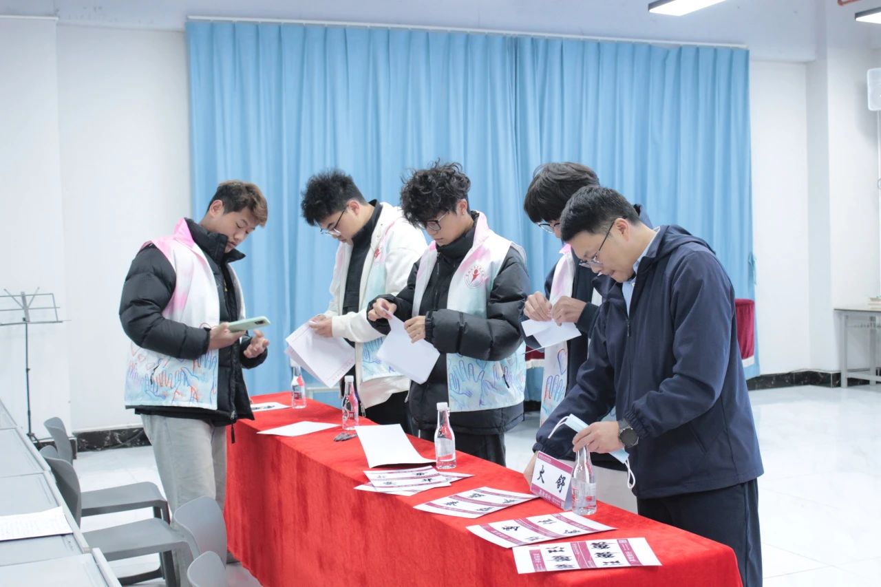 【创美艺传】志愿服务，你我同行——青年志愿者协会助力艺术与传媒学院首届全国大学生职业规划大赛院级赛 第 4 张