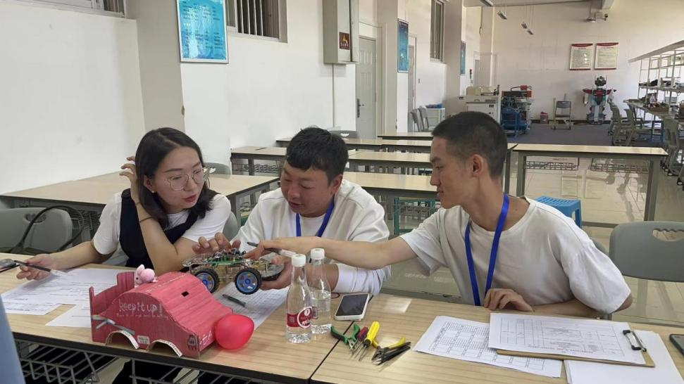 第一届“智创杯·智能寻迹小车”竞赛完美落幕 | 勇毅前行启新程,奋发踔厉向未来 第 5 张 第一届“智创杯·智能寻迹小车”竞赛完美落幕 | 勇毅前行启新程,奋发踔厉向未来 第 5 张