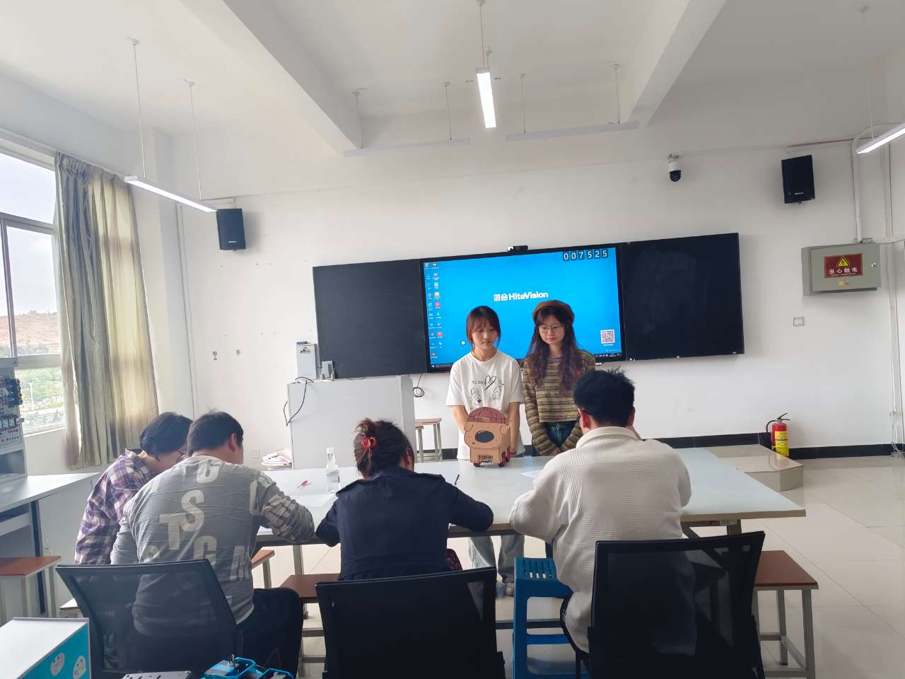 以赛促学|信息与智能工程学院 第二届“智创杯·寻迹探行小车”竞赛圆满落幕 第 6 张 以赛促学|信息与智能工程学院 第二届“智创杯·寻迹探行小车”竞赛圆满落幕 第 6 张