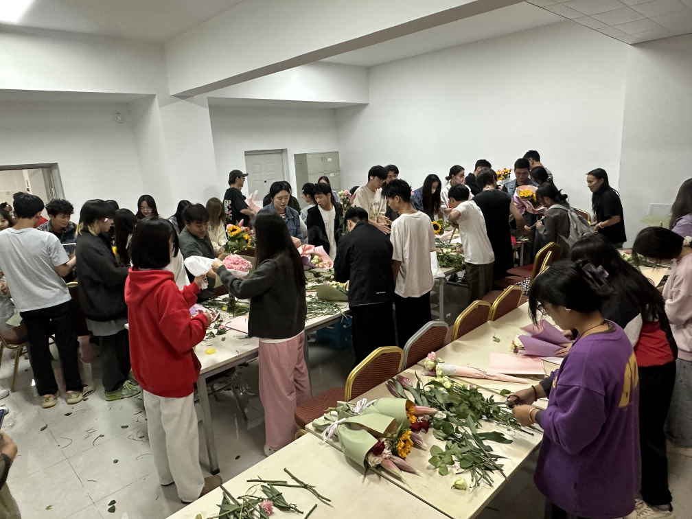 【团学活动】信智学院举办教师节扎花活动,以美育与德育共促师生情深 第 2 张 【团学活动】信智学院举办教师节扎花活动,以美育与德育共促师生情深 第 2 张