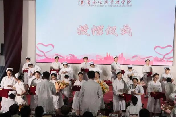 提升培养质量 发展护士队伍—护理(学)、助产(学)专业举行庆祝5·12国际护士节主题活动 第 12 张 提升培养质量 发展护士队伍—护理(学)、助产(学)专业举行庆祝5·12国际护士节主题活动 第 12 张