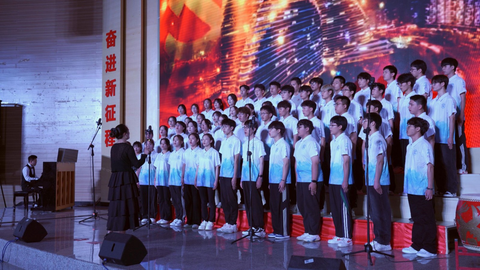 《在灿烂的阳光下》信息与智能工程学院.jpg 《在灿烂的阳光下》信息与智能工程学院.jpg
