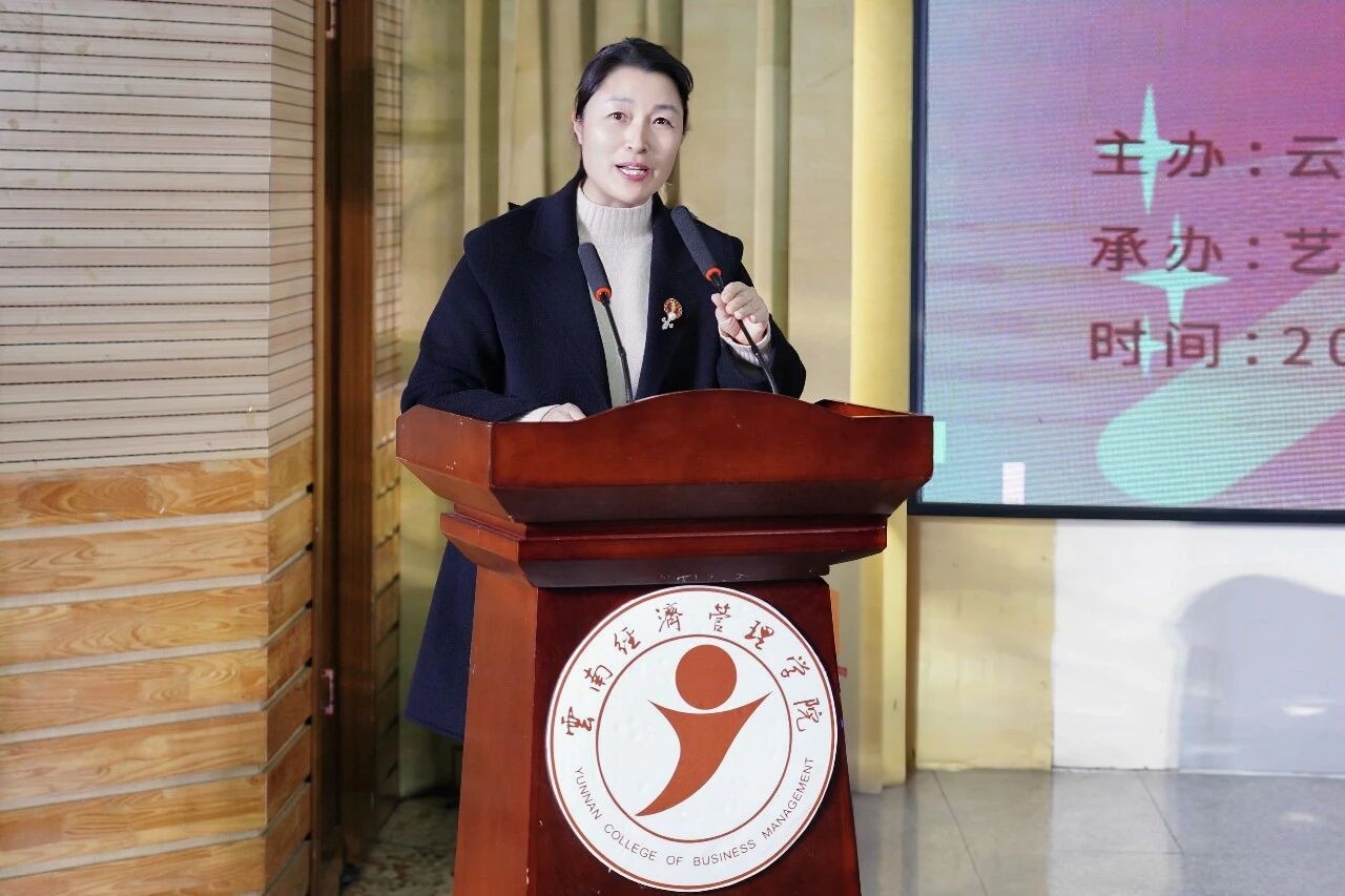 中国女高音歌唱家万山红老师莅临学校交流授课 第 9 张