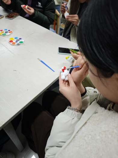 一站式学生社区 | “巧绘心语，石膏焕彩”—财会金融学院智慧社区开展石膏娃娃DIY涂鸦活动 第 5 张