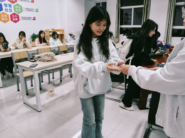 一站式学生社区 | 财会金融学院智慧社区开展“樱韵芳华,美好留存”压花书签制作 第 5 张 一站式学生社区 | 财会金融学院智慧社区开展“樱韵芳华,美好留存”压花书签制作 第 5 张
