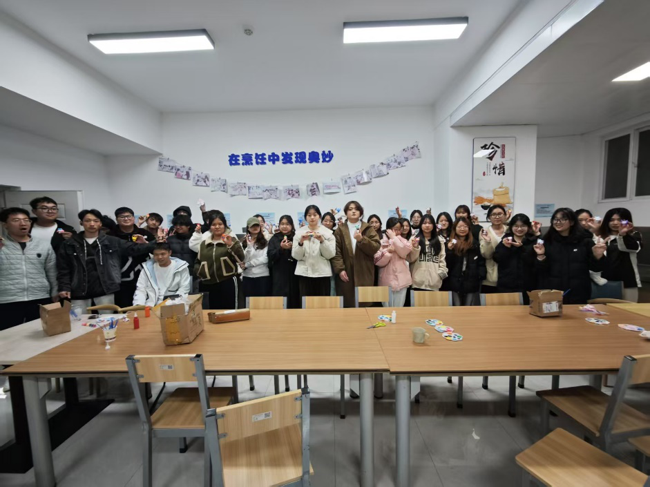 一站式学生社区 | “巧绘心语，石膏焕彩”—财会金融学院智慧社区开展石膏娃娃DIY涂鸦活动 第 10 张