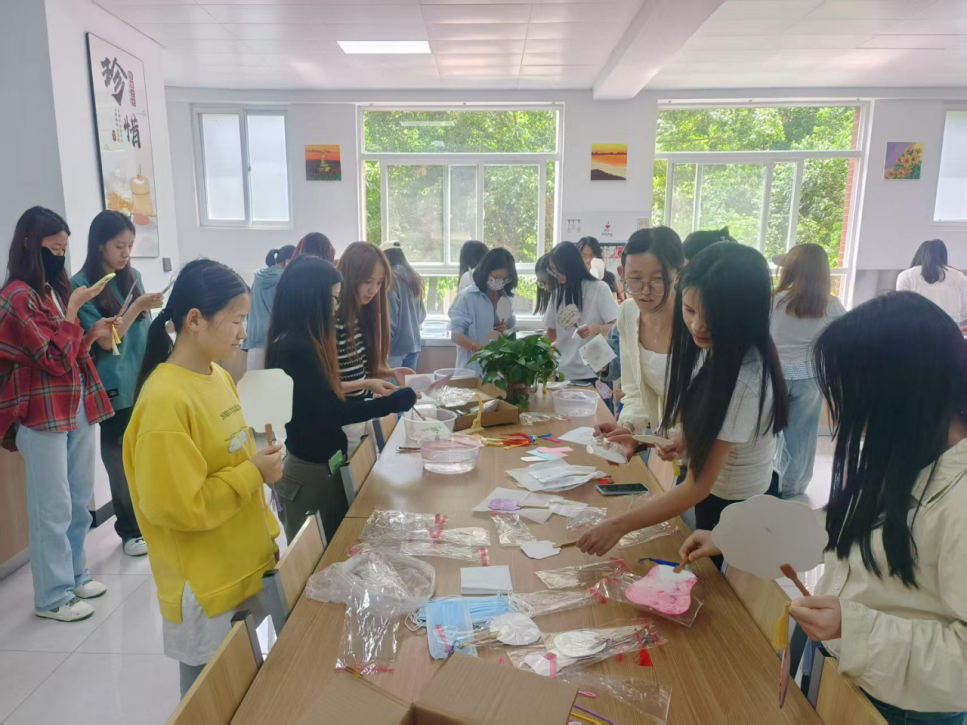 一站式学生社区 | 美育进社区--非遗漆扇制作体验活动圆满完成 第 2 张