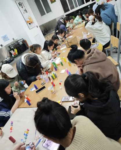 一站式学生社区 | “巧绘心语，石膏焕彩”—财会金融学院智慧社区开展石膏娃娃DIY涂鸦活动 第 4 张