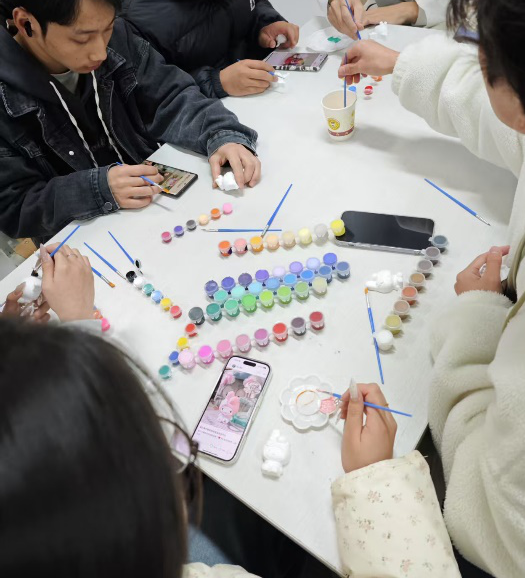 一站式学生社区 | “巧绘心语，石膏焕彩”—财会金融学院智慧社区开展石膏娃娃DIY涂鸦活动 第 3 张