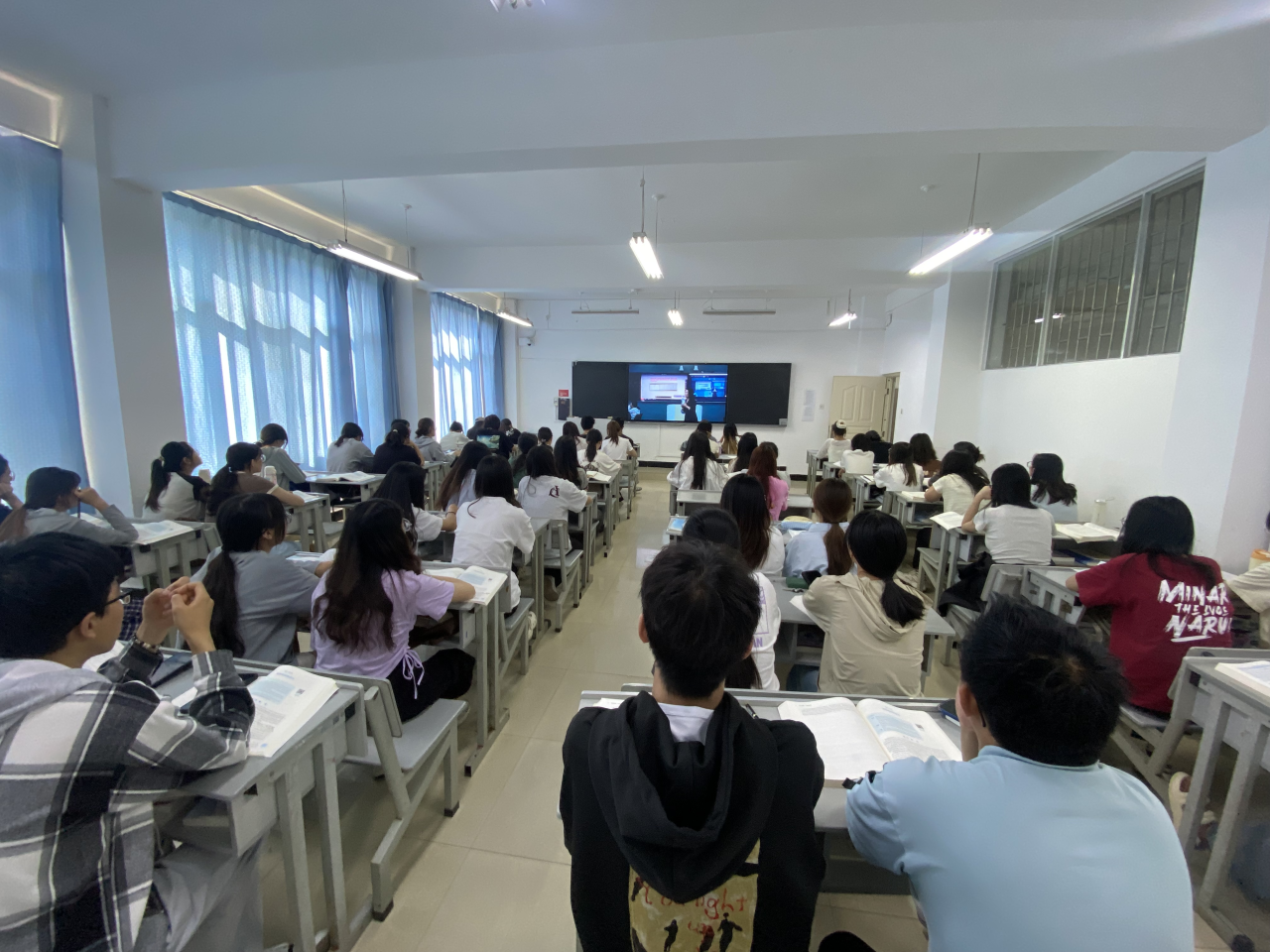 医学院药学、中药学专业参加云南中医药大学 省级一流课程化学分析示范课 第 2 张