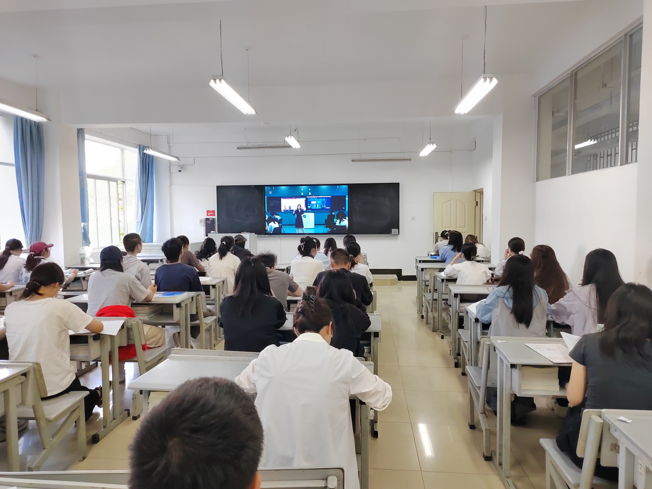 医学院药学、中药学专业参加云南中医药大学 省级一流课程化学分析示范课 第 3 张