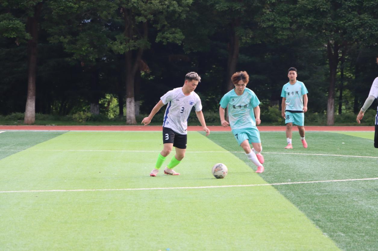 4.jpeg 绿茵逐梦,医商对决—云南经济管理学院足球决赛圆满落幕 第 4 张