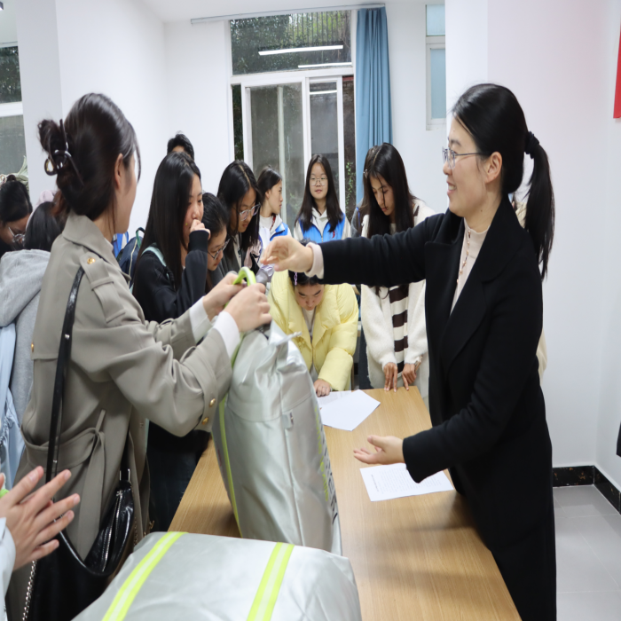 暖冬赠被传温情,火锅共煮聚人心——云南经济管理学院医学院暖冬关爱行动圆满落幕 第 2 张 暖冬赠被传温情,火锅共煮聚人心——云南经济管理学院医学院暖冬关爱行动圆满落幕 第 2 张