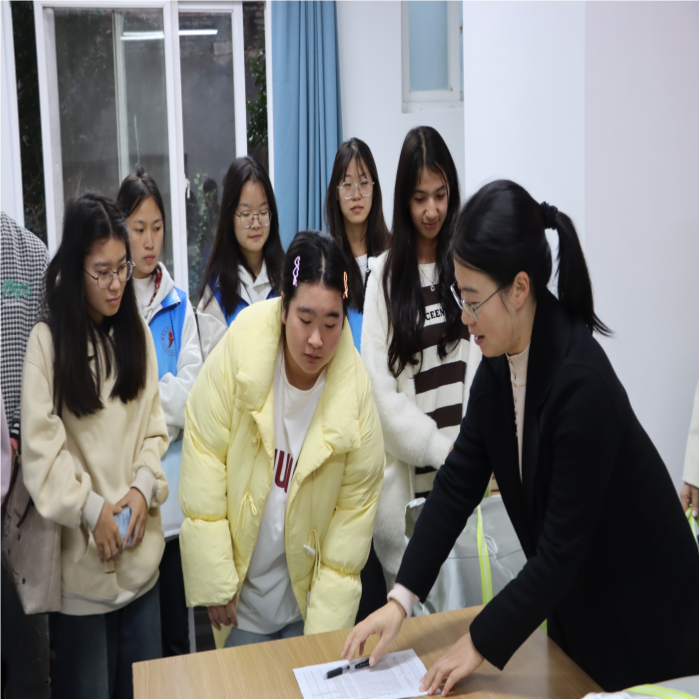 暖冬赠被传温情,火锅共煮聚人心——云南经济管理学院医学院暖冬关爱行动圆满落幕 第 3 张 暖冬赠被传温情,火锅共煮聚人心——云南经济管理学院医学院暖冬关爱行动圆满落幕 第 3 张