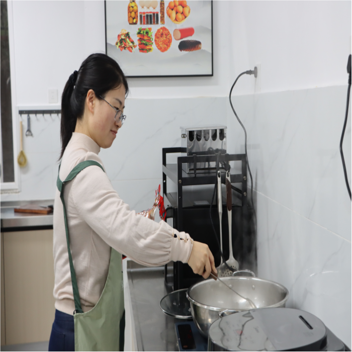 暖冬赠被传温情,火锅共煮聚人心——云南经济管理学院医学院暖冬关爱行动圆满落幕 第 6 张 暖冬赠被传温情,火锅共煮聚人心——云南经济管理学院医学院暖冬关爱行动圆满落幕 第 6 张