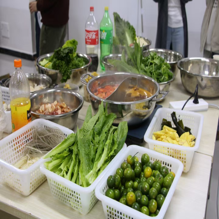 暖冬赠被传温情,火锅共煮聚人心——云南经济管理学院医学院暖冬关爱行动圆满落幕 第 9 张 暖冬赠被传温情,火锅共煮聚人心——云南经济管理学院医学院暖冬关爱行动圆满落幕 第 9 张