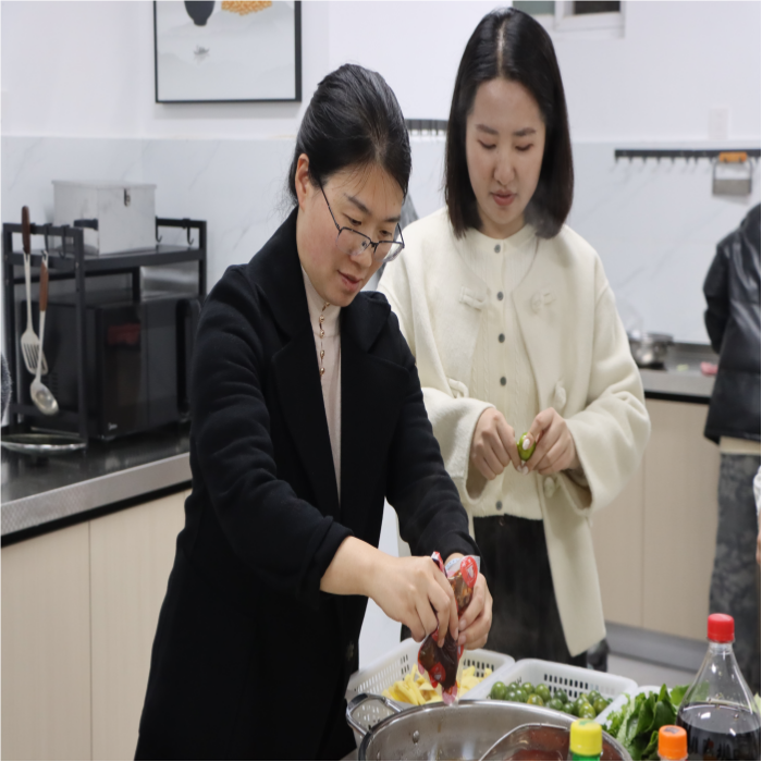 暖冬赠被传温情,火锅共煮聚人心——云南经济管理学院医学院暖冬关爱行动圆满落幕 第 10 张 暖冬赠被传温情,火锅共煮聚人心——云南经济管理学院医学院暖冬关爱行动圆满落幕 第 10 张