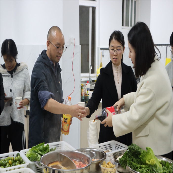 暖冬赠被传温情,火锅共煮聚人心——云南经济管理学院医学院暖冬关爱行动圆满落幕 第 11 张 暖冬赠被传温情,火锅共煮聚人心——云南经济管理学院医学院暖冬关爱行动圆满落幕 第 11 张