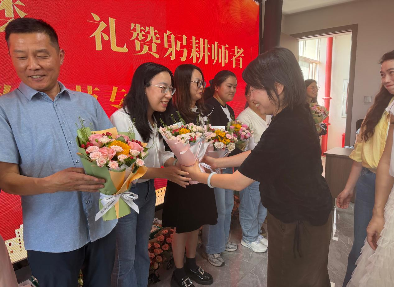 500强服务企业健之佳集团到云南经济管理学院进行教师节慰问交流 第 5 张 500强服务企业健之佳集团到云南经济管理学院进行教师节慰问交流 第 5 张