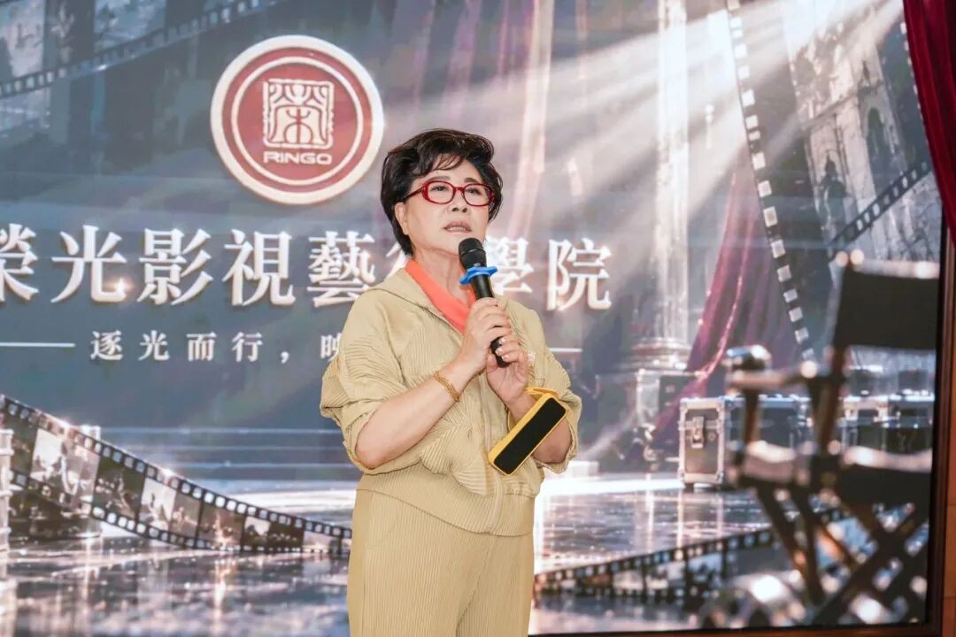 包场看电影,荣光影视艺术学院正式开课! 第 8 张 包场看电影,荣光影视艺术学院正式开课! 第 8 张