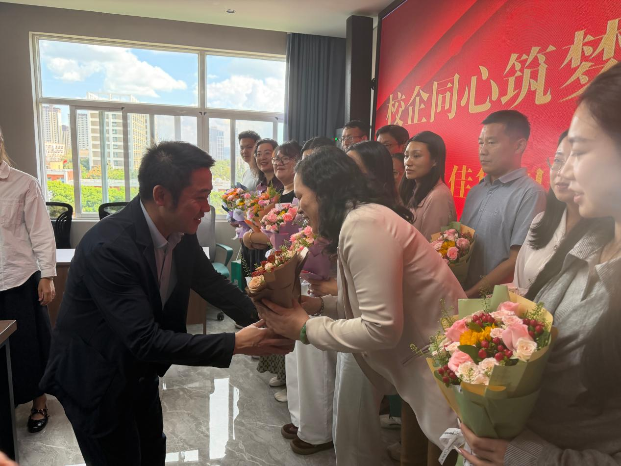 500强服务企业健之佳集团到云南经济管理学院进行教师节慰问交流 第 6 张 500强服务企业健之佳集团到云南经济管理学院进行教师节慰问交流 第 6 张