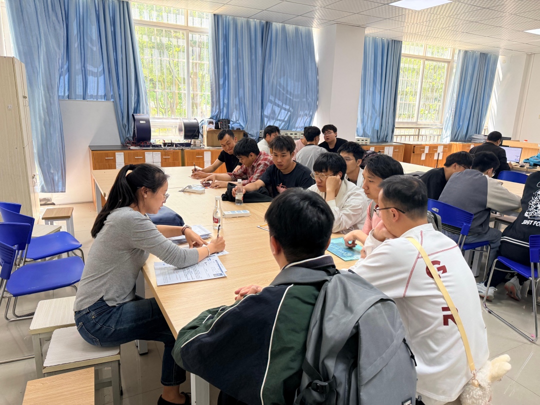 图七 现场面试(1).jpg