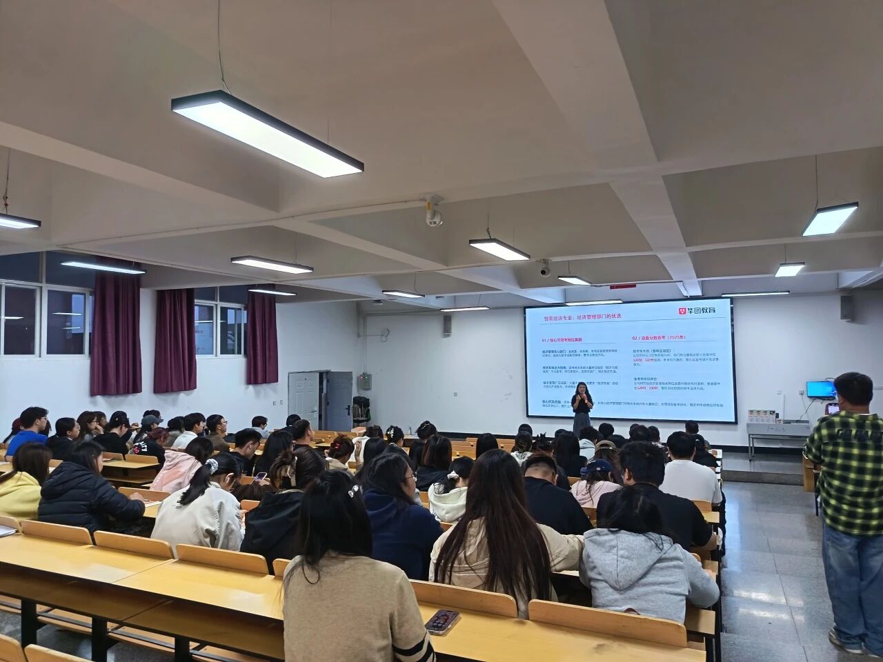 学院资讯 | 凝心聚力,冲刺上岸 财经商贸学院举办2026年公考备考推进会 第 3 张 学院资讯 | 凝心聚力,冲刺上岸 财经商贸学院举办2026年公考备考推进会 第 3 张