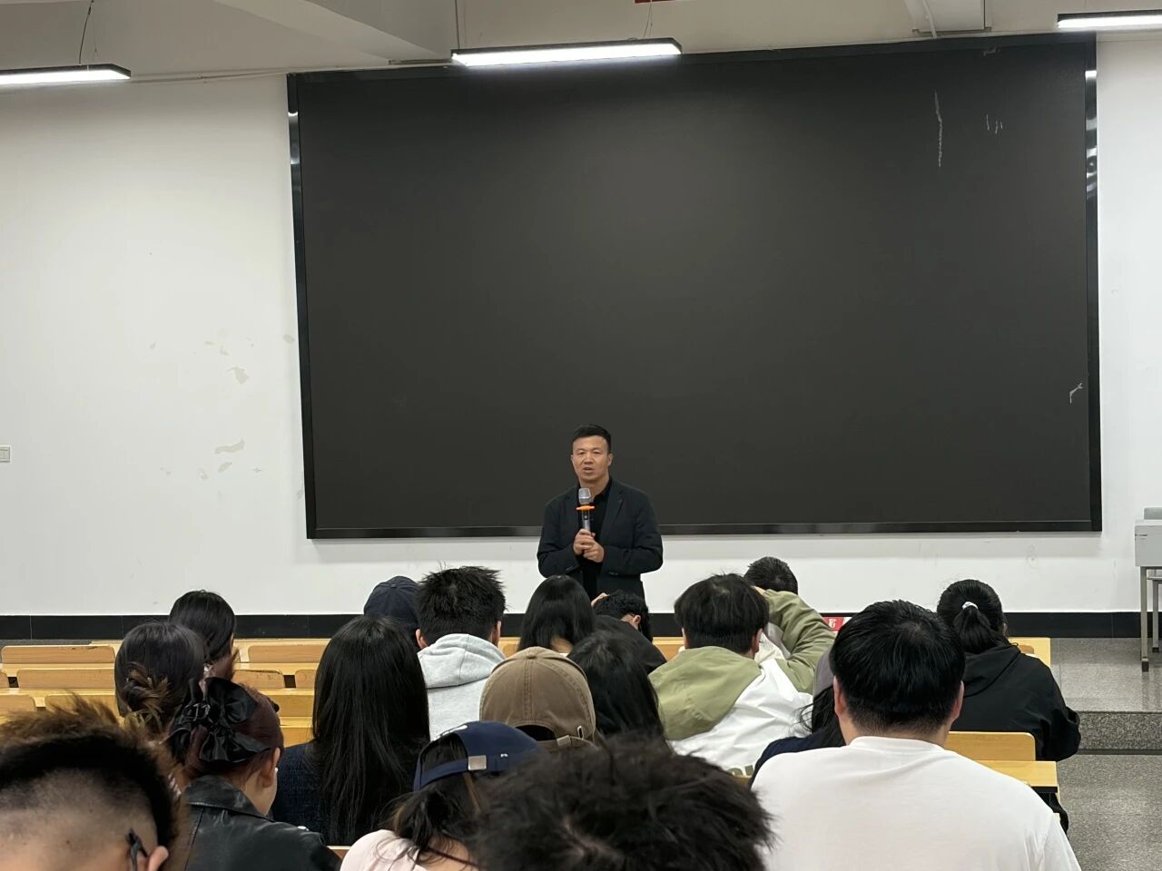 学院资讯 | 凝心聚力,冲刺上岸 财经商贸学院举办2026年公考备考推进会 第 2 张 学院资讯 | 凝心聚力,冲刺上岸 财经商贸学院举办2026年公考备考推进会 第 2 张