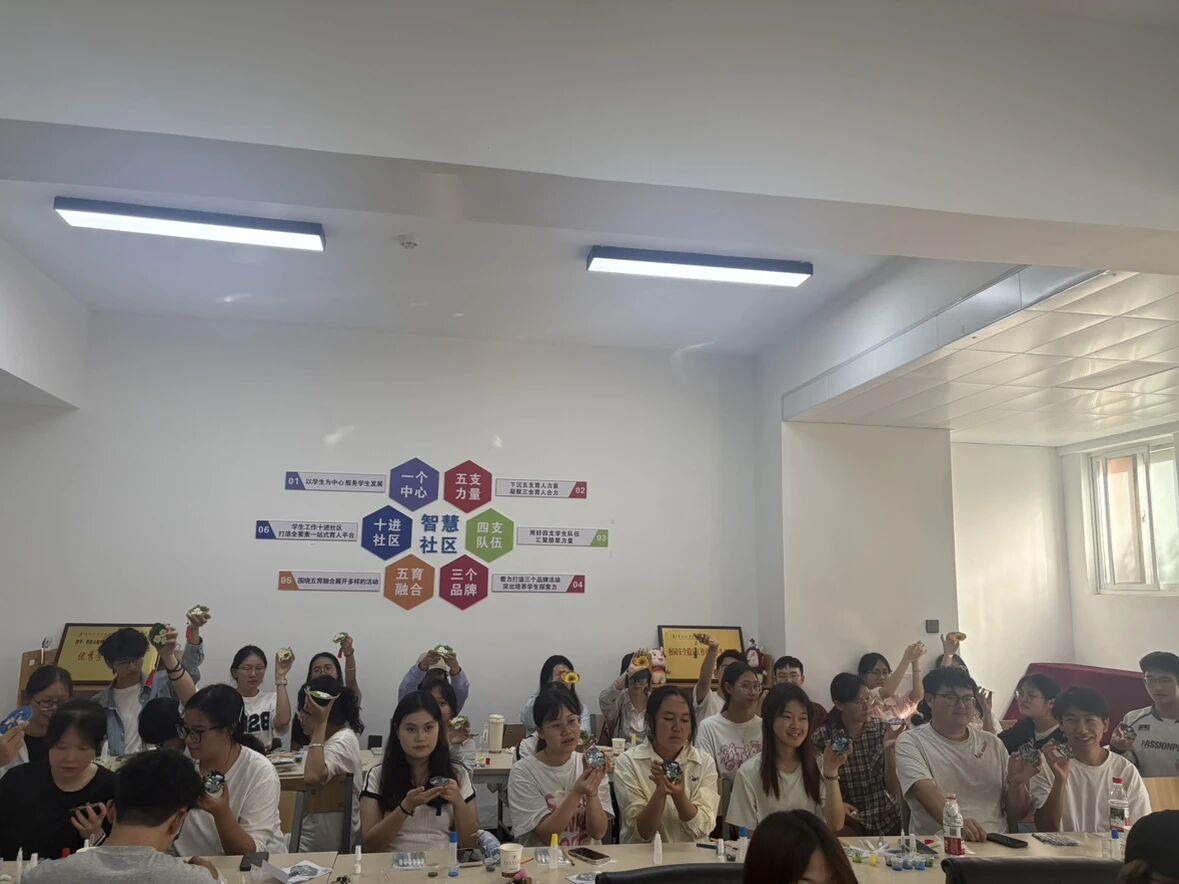 一站式学生社区 | 匠心润社区，珐琅添雅韵 智慧社区开展非遗掐丝珐琅体验课 第 6 张