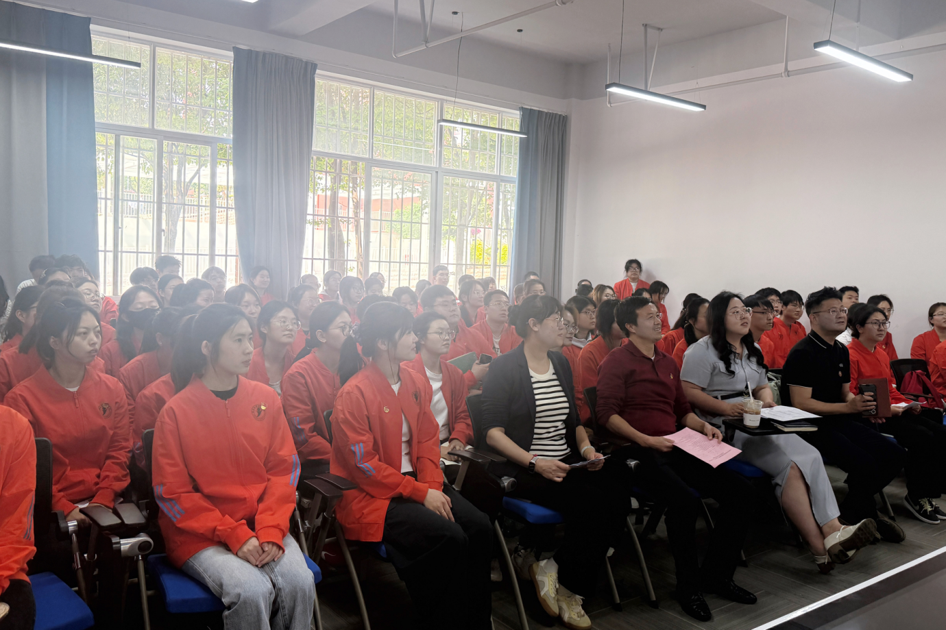 学院资讯 | 财经商贸学院成功举办第一期“寻光·阅见”系列读书分享会 第 1 张 学院资讯 | 财经商贸学院成功举办第一期“寻光·阅见”系列读书分享会 第 1 张