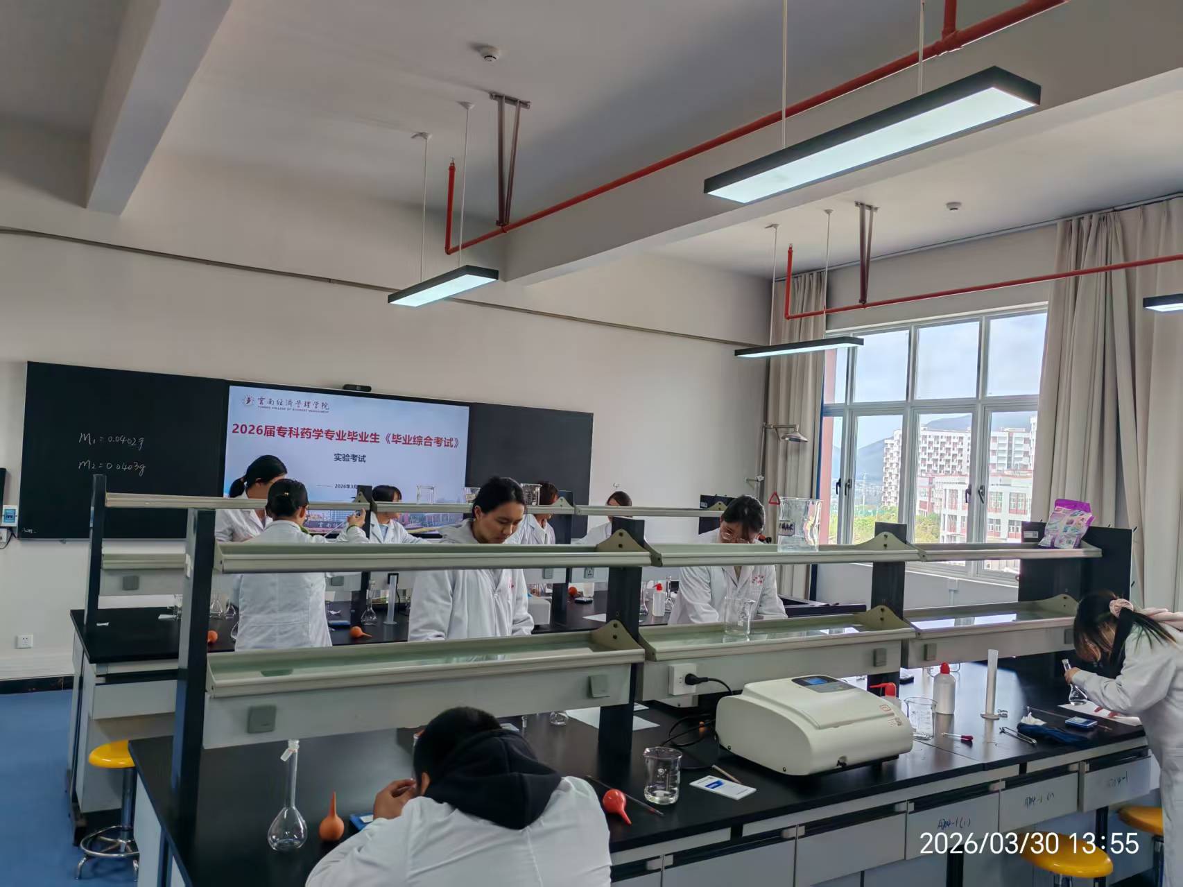 6.jpeg 以考验学,以技赋能——医学院2026届专科药学毕业综合考试圆满落幕 第 6 张