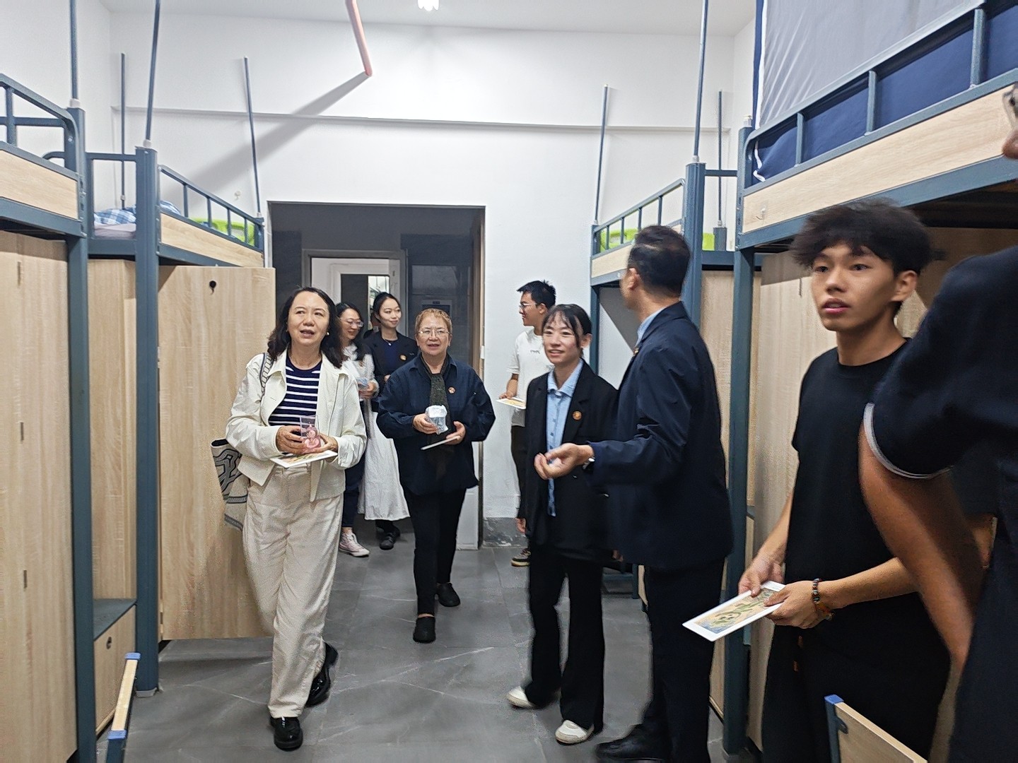 “艺”家人,心相迎——艺术与传媒学院2026级迎新工作纪实 第 9 张 “艺”家人,心相迎——艺术与传媒学院2026级迎新工作纪实 第 9 张